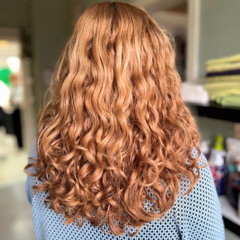 Lockenreise, natürliche Locken, Wellen. Curly